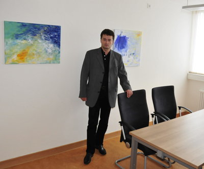 Erziehungsberater vor Tisch mit Stühlen